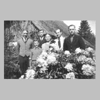 072-0011 Familie Zubel und Horst Raehse im Garten bei Zubels.jpg